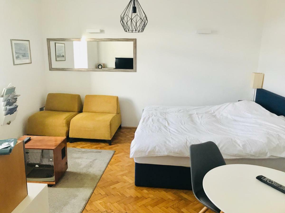 Modern Studio In The Heart Of The City 马里博尔 外观 照片